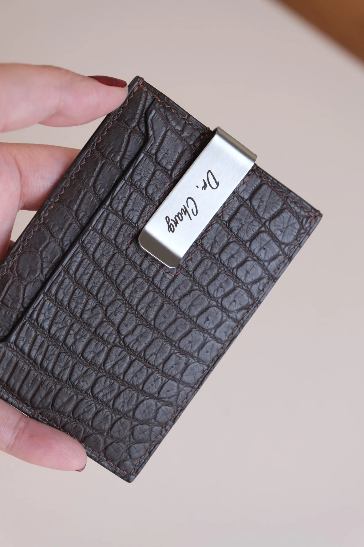 Ảnh Lifestyle Ví kẹp tiền da cá sấu màu nâu đậm - Koi Leather