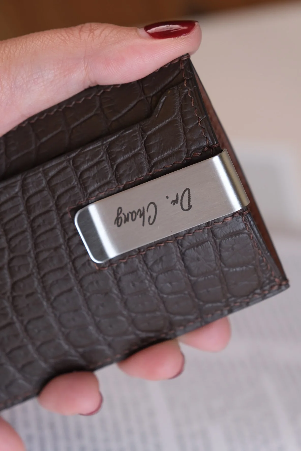 Ảnh Ví kẹp tiền da cá sấu màu nâu đậm - Koi Leather