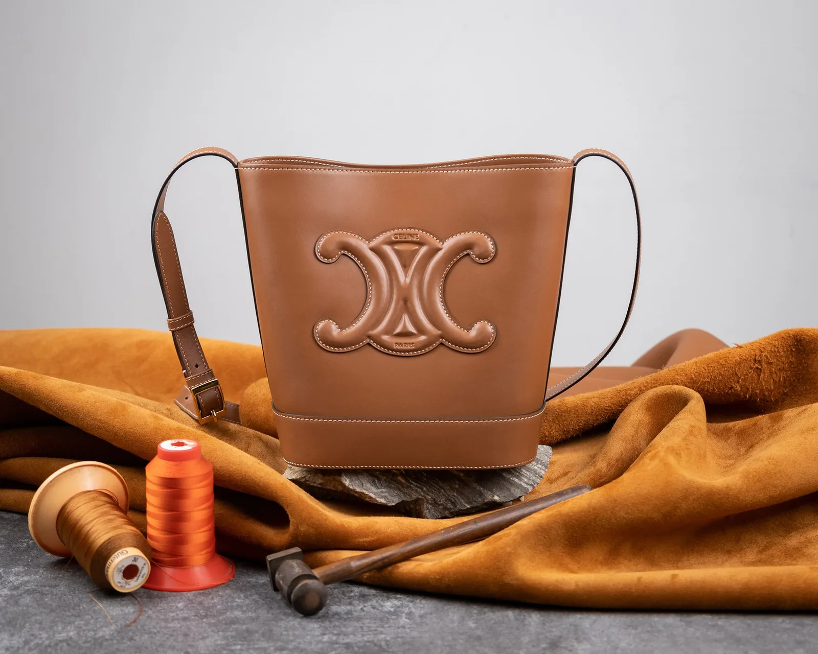 Ảnh Studio Túi dáng xô da bò màu nâu vàng dây đeo chéo - Koi Leather