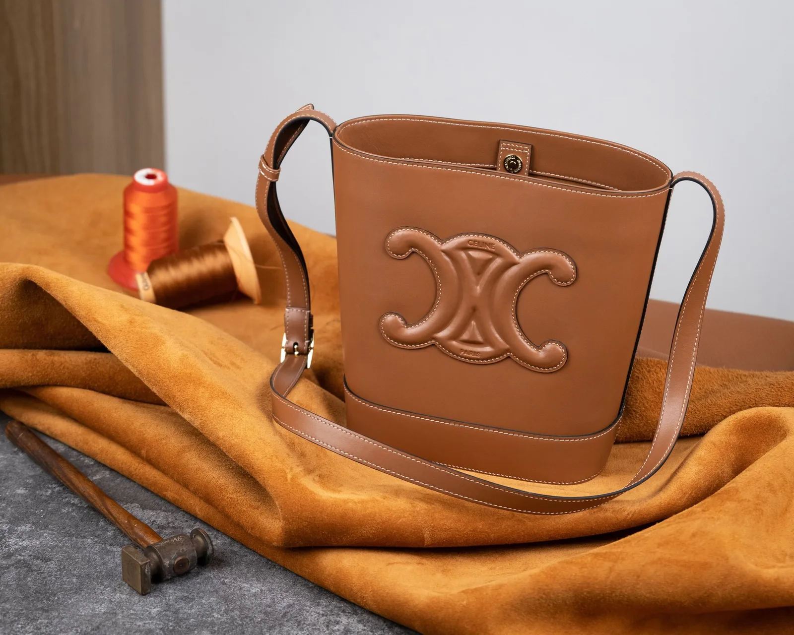 Ảnh Studio Túi dáng xô da bò màu nâu vàng dây đeo chéo - Koi Leather
