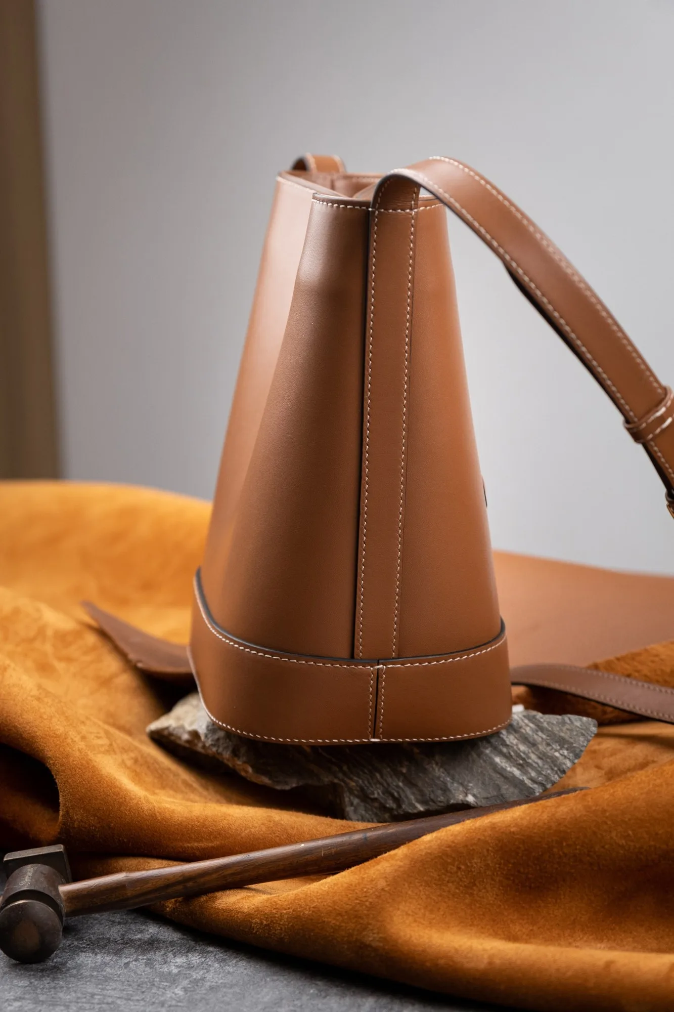 Ảnh Studio Túi dáng xô da bò màu nâu vàng dây đeo chéo - Koi Leather