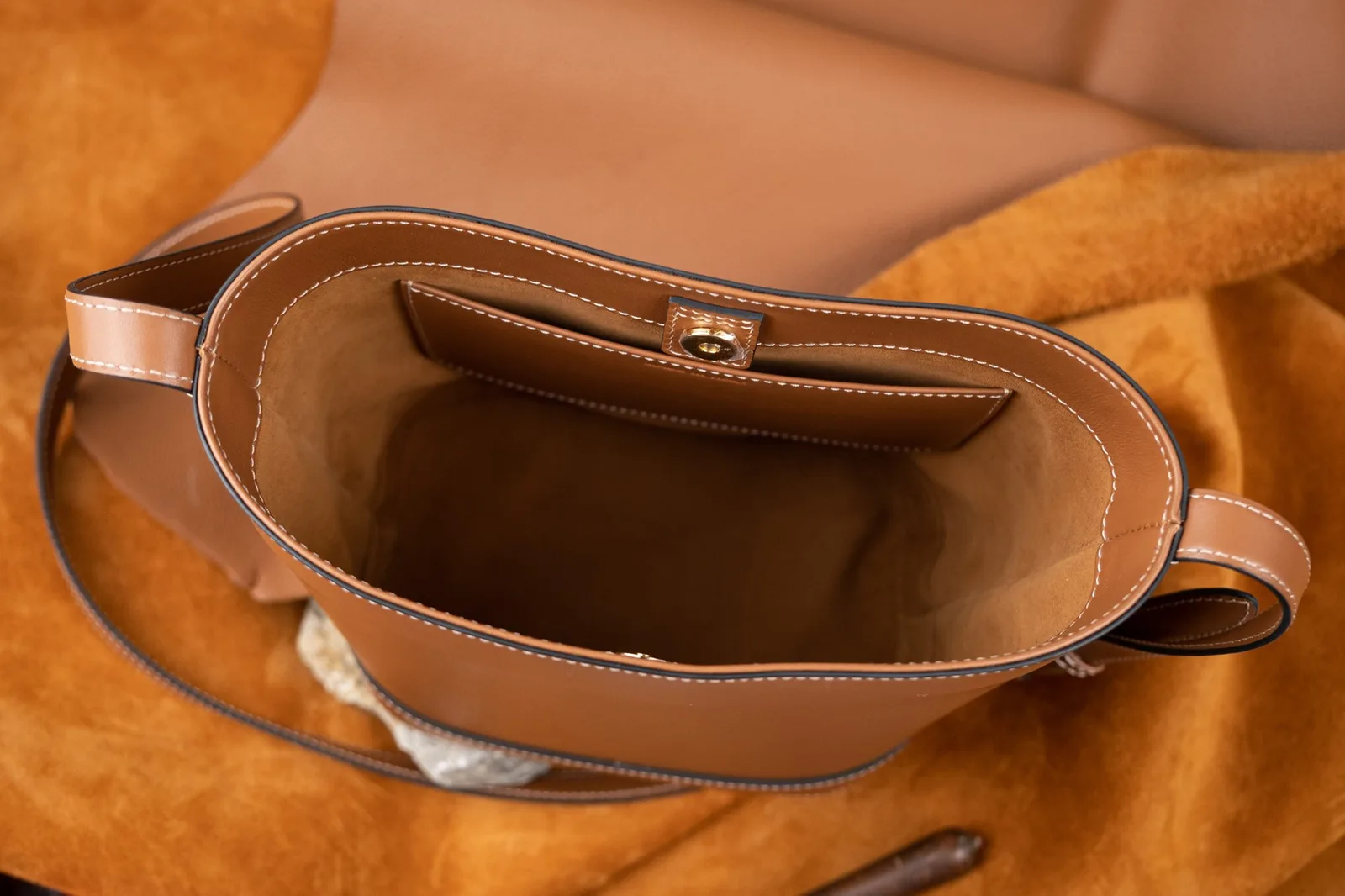 Ảnh Studio Túi dáng xô da bò màu nâu vàng dây đeo chéo - Koi Leather