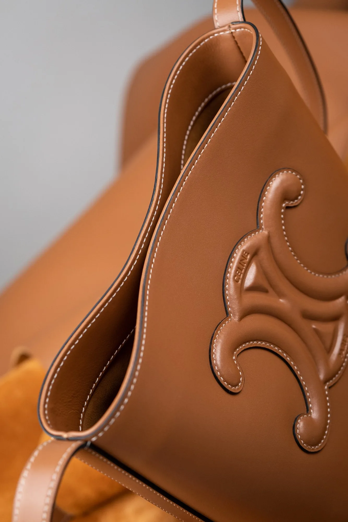 Ảnh Studio Túi dáng xô da bò màu nâu vàng dây đeo chéo - Koi Leather