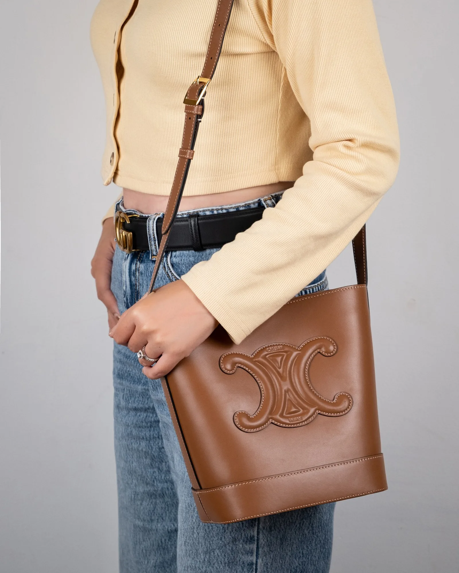 Ảnh Lifestyle Túi dáng xô da bò màu nâu vàng dây đeo chéo - Koi Leather