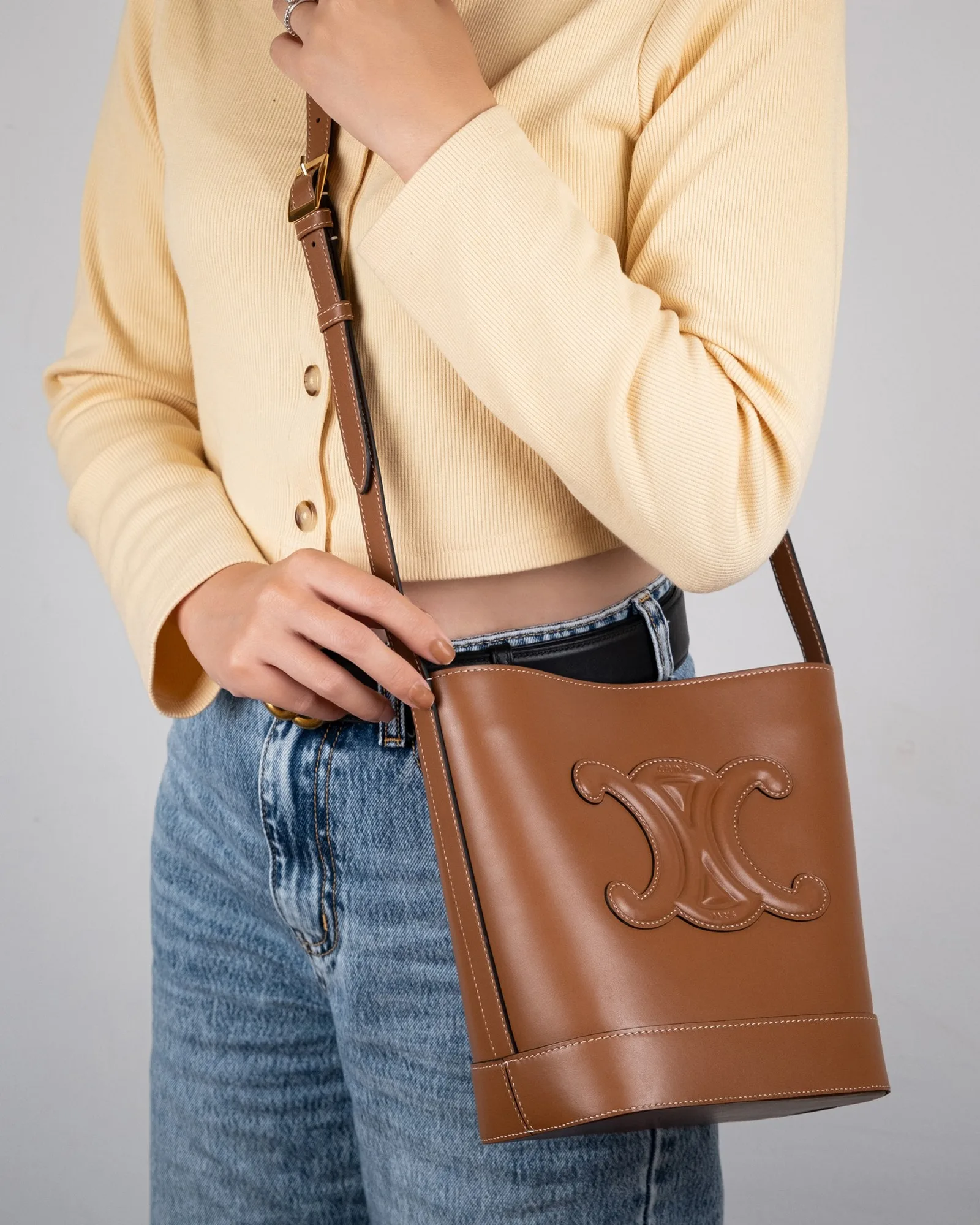 Ảnh Lifestyle Túi dáng xô da bò màu nâu vàng dây đeo chéo - Koi Leather