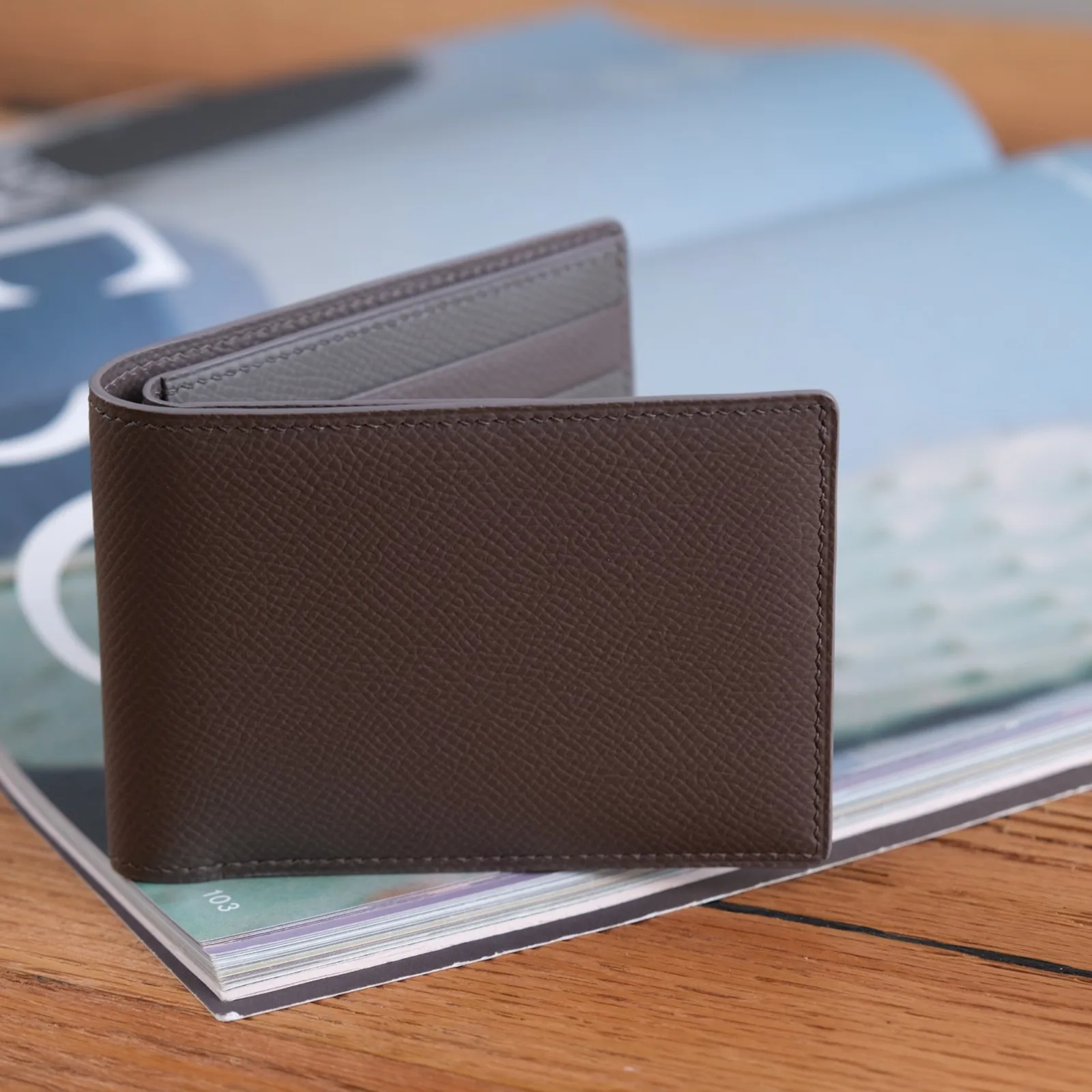 Ảnh Studio Ví gập đôi da Epsom màu taupe dáng ngang - Koi Leather