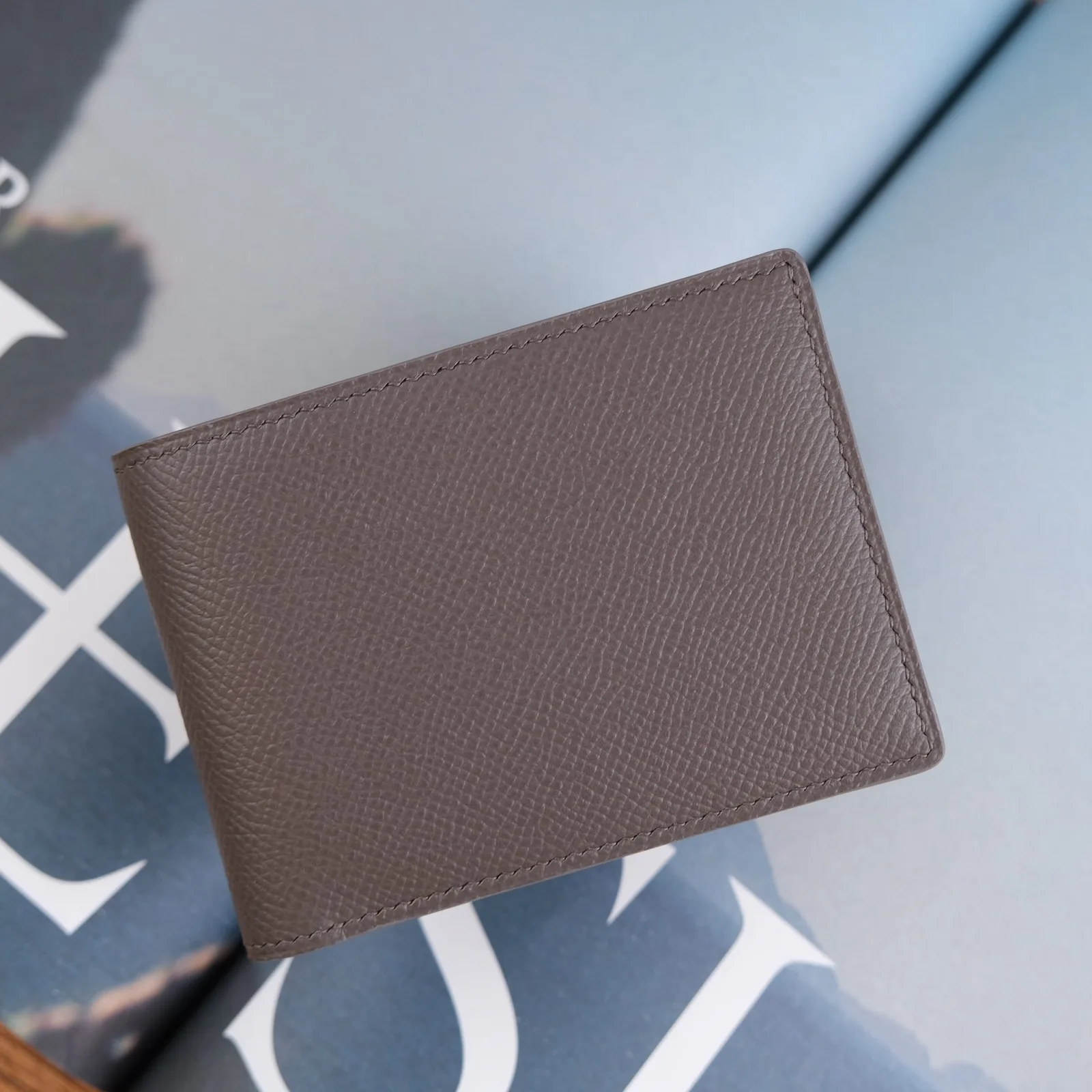 Ảnh Studio Ví gập đôi da Epsom màu taupe dáng ngang - Koi Leather