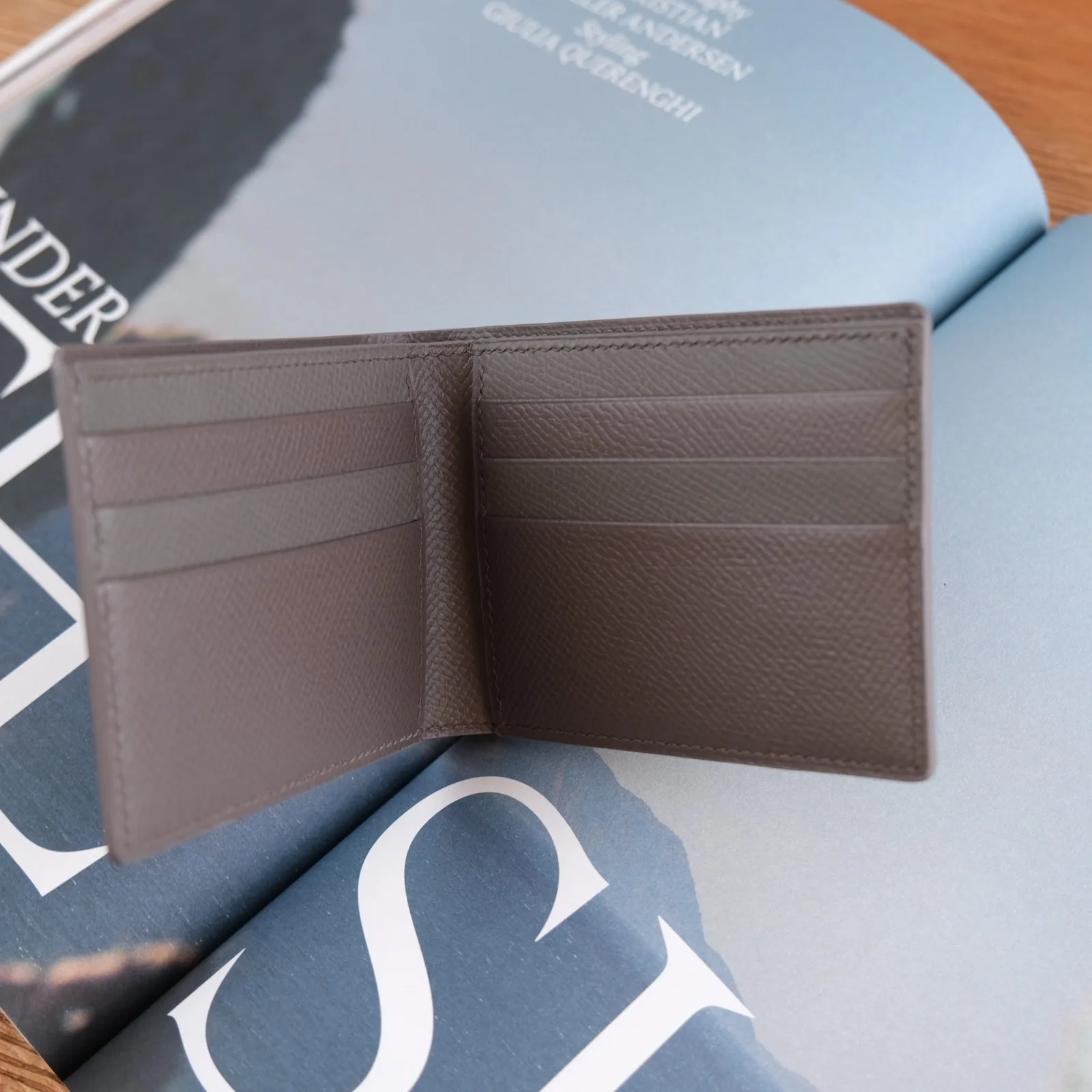 Ảnh Studio Ví gập đôi da Epsom màu taupe dáng ngang - Koi Leather