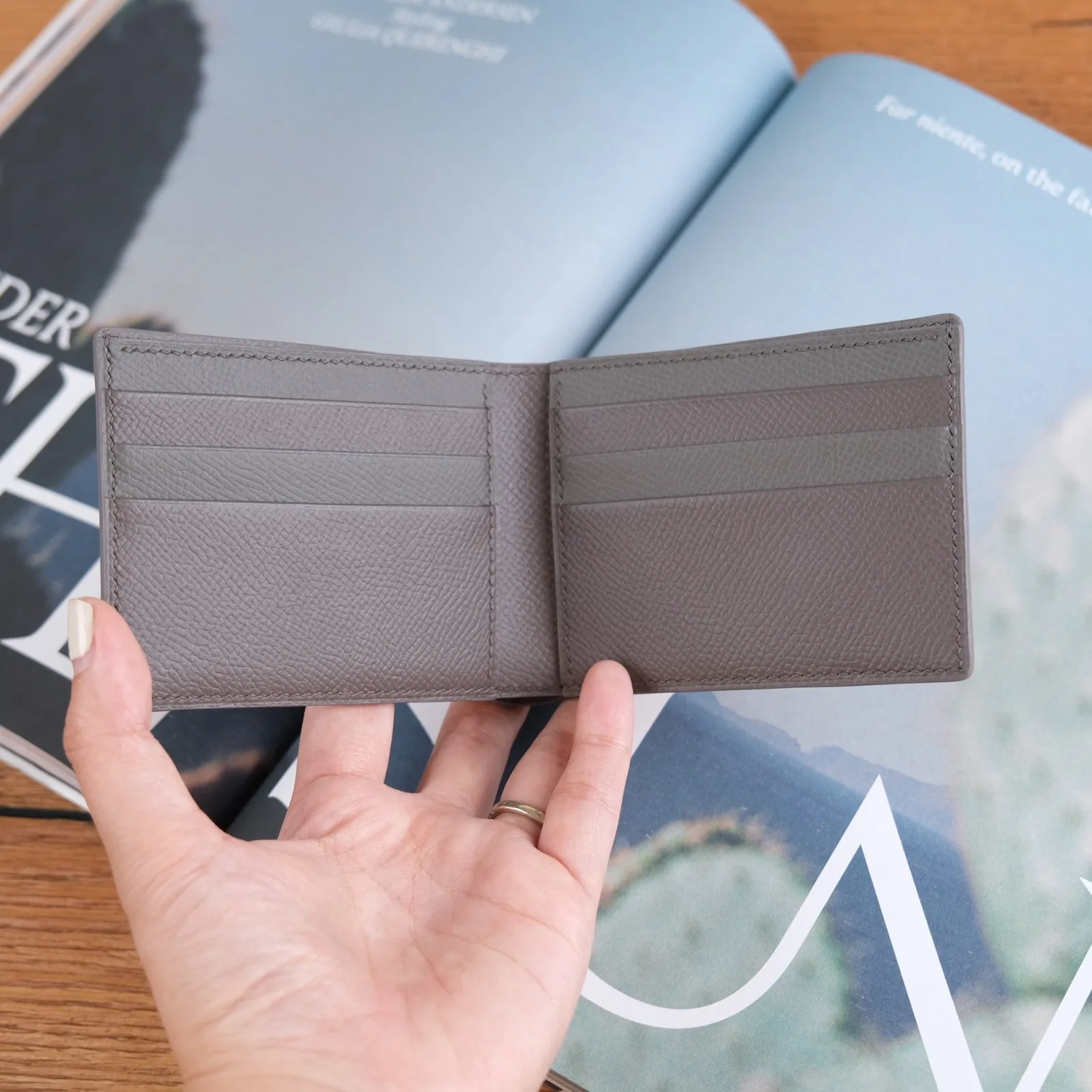 Ảnh Lifestyle Ví gập đôi da Epsom màu taupe dáng ngang - Koi Leather