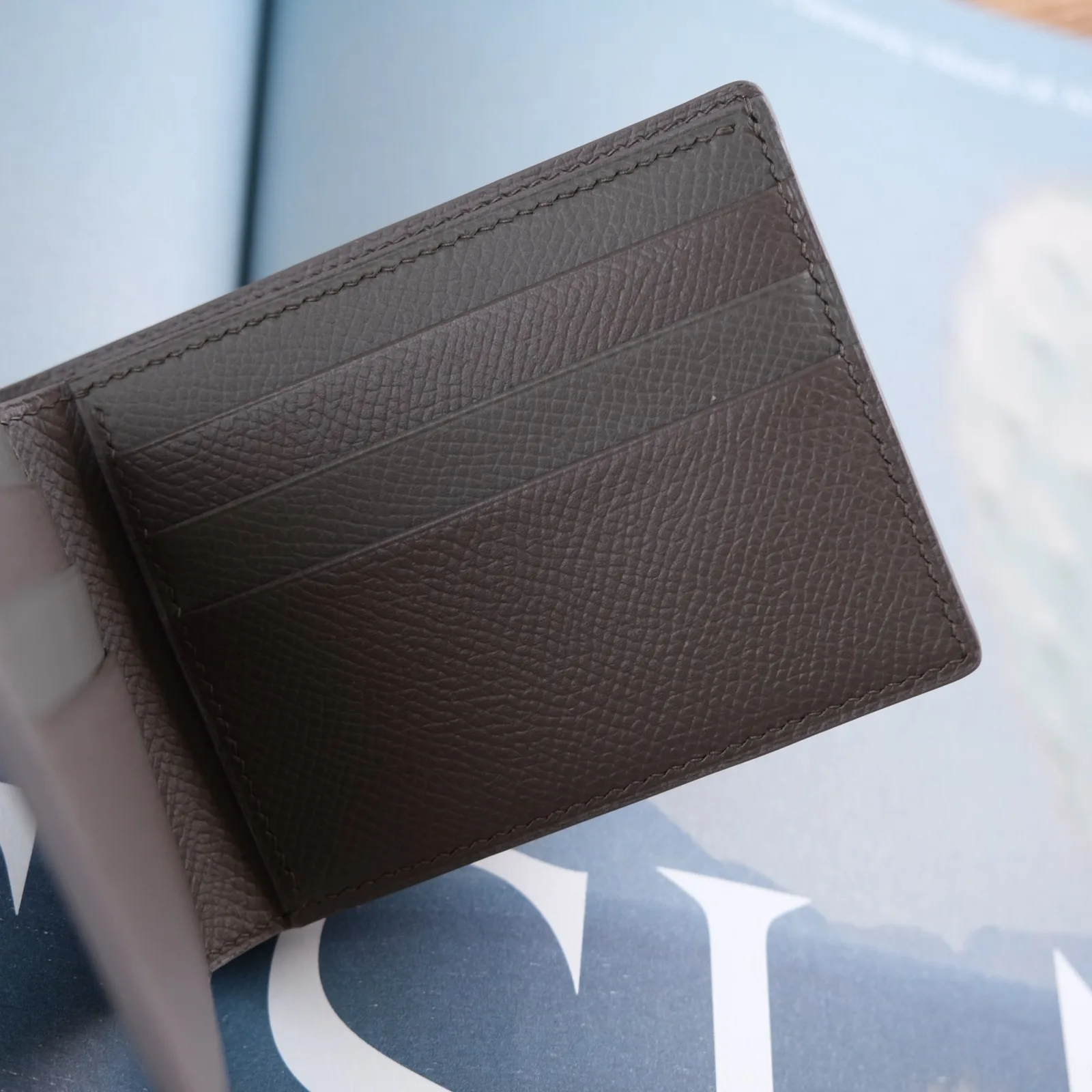 Ảnh Studio Ví gập đôi da Epsom màu taupe dáng ngang - Koi Leather