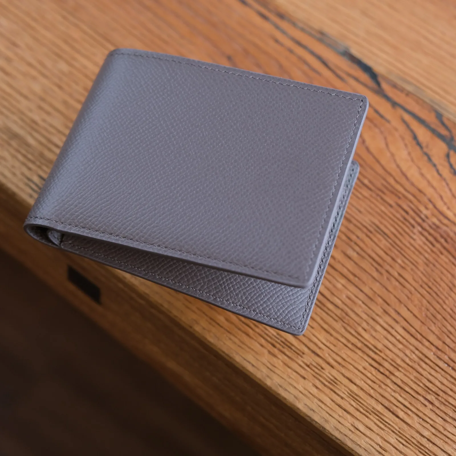 Ảnh Lifestyle Ví gập đôi da Epsom màu taupe dáng ngang - Koi Leather