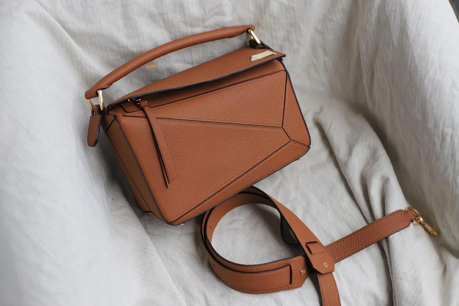 Ảnh Studio Túi xách da Togo dáng ghép mảng hình học màu vàng bò - Koi Leather