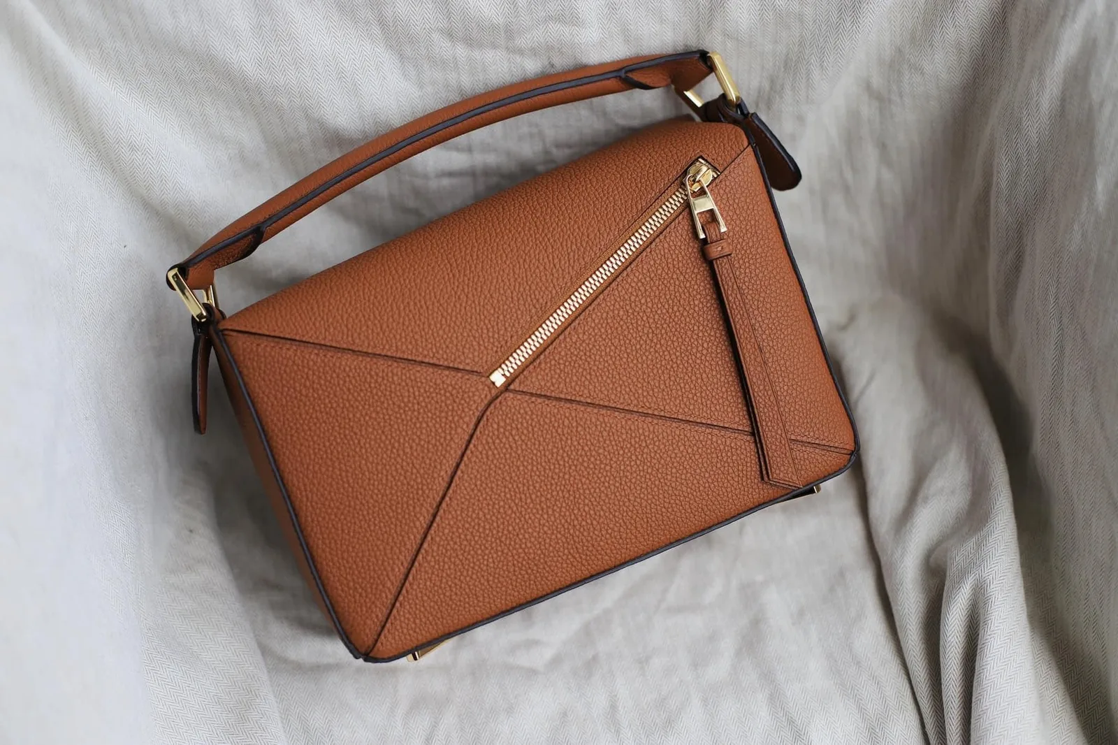 Ảnh Studio Túi xách da Togo dáng ghép mảng hình học màu vàng bò - Koi Leather