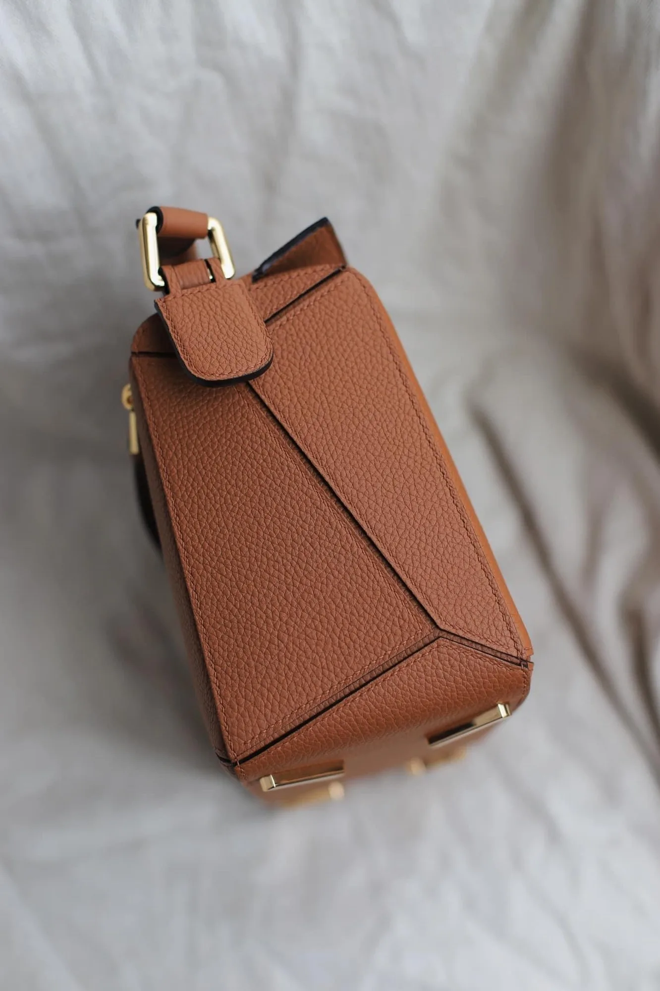 Ảnh Studio Túi xách da Togo dáng ghép mảng hình học màu vàng bò - Koi Leather