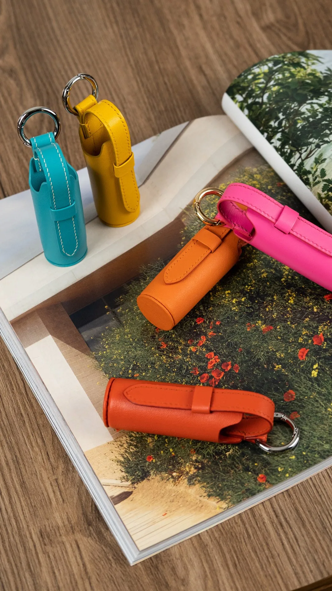 Ảnh Studio Charm đựng son da Nappa nắp gài khoen tròn kim loại - Koi Leather