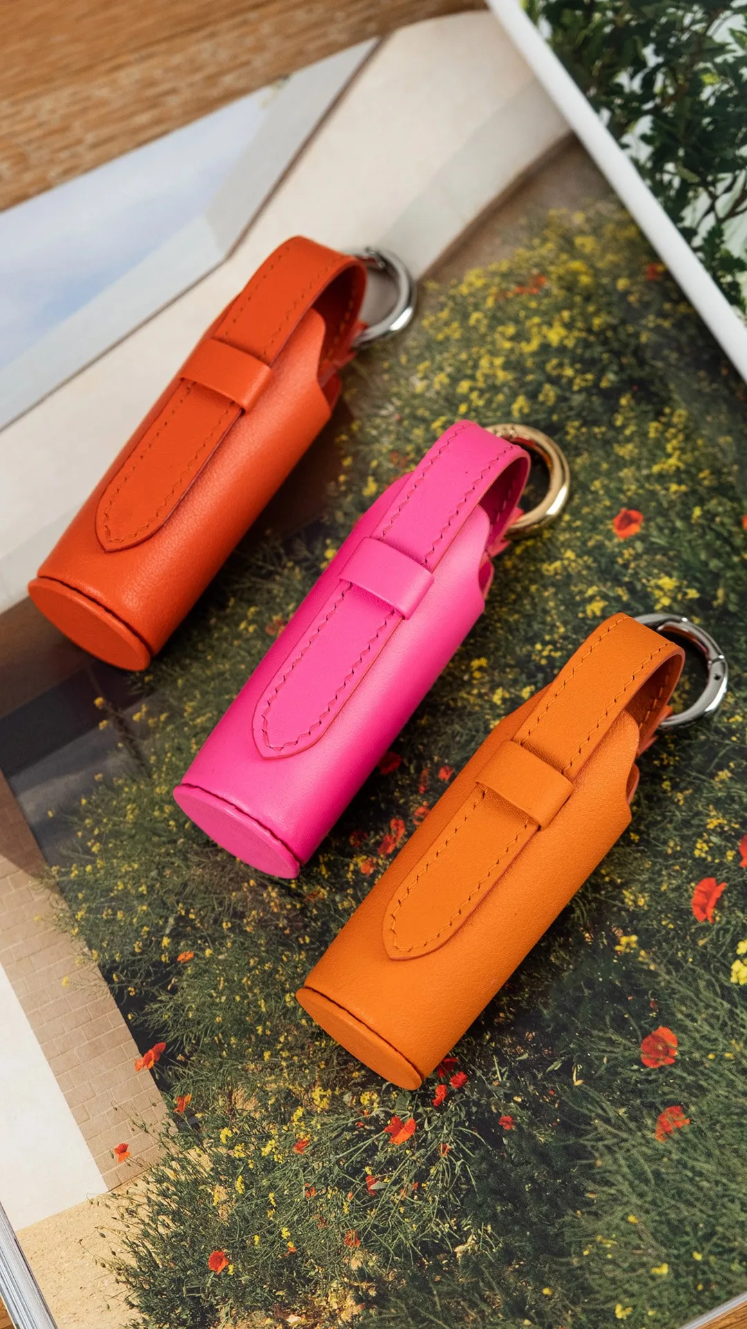Ảnh Studio Charm đựng son da Nappa nắp gài khoen tròn kim loại - Koi Leather
