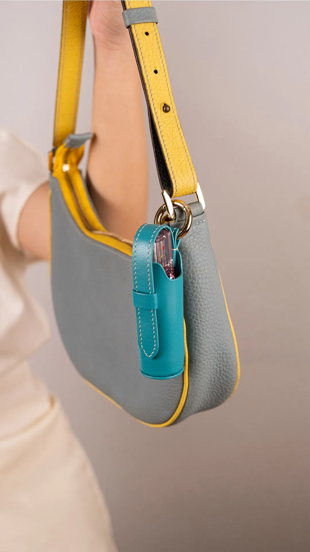 Ảnh Lifestyle Charm đựng son da Nappa nắp gài khoen tròn kim loại - Koi Leather