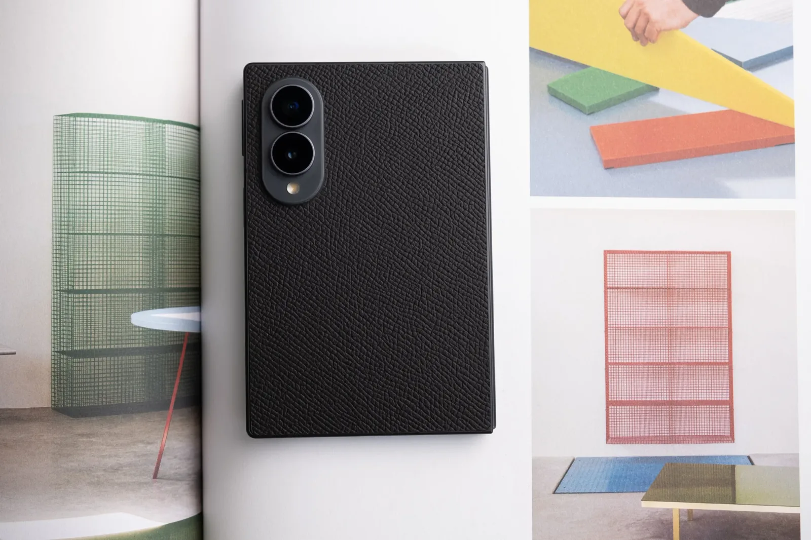 Ảnh Studio Bọc Da Điện Thoại Z Fold - KOI Leather