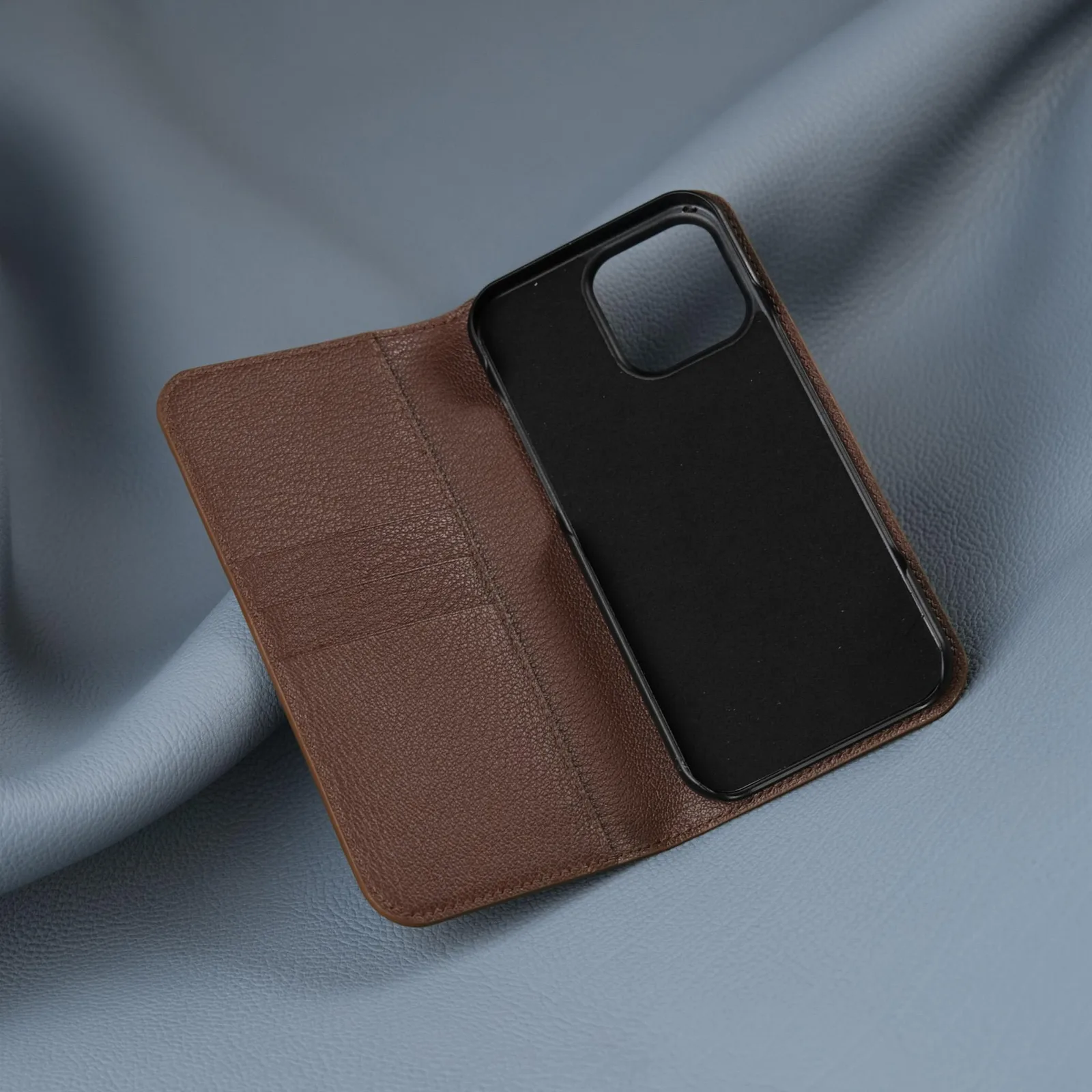 Bao Da iPhone Dạng Gập Da Bò Vân Chevre Nâu