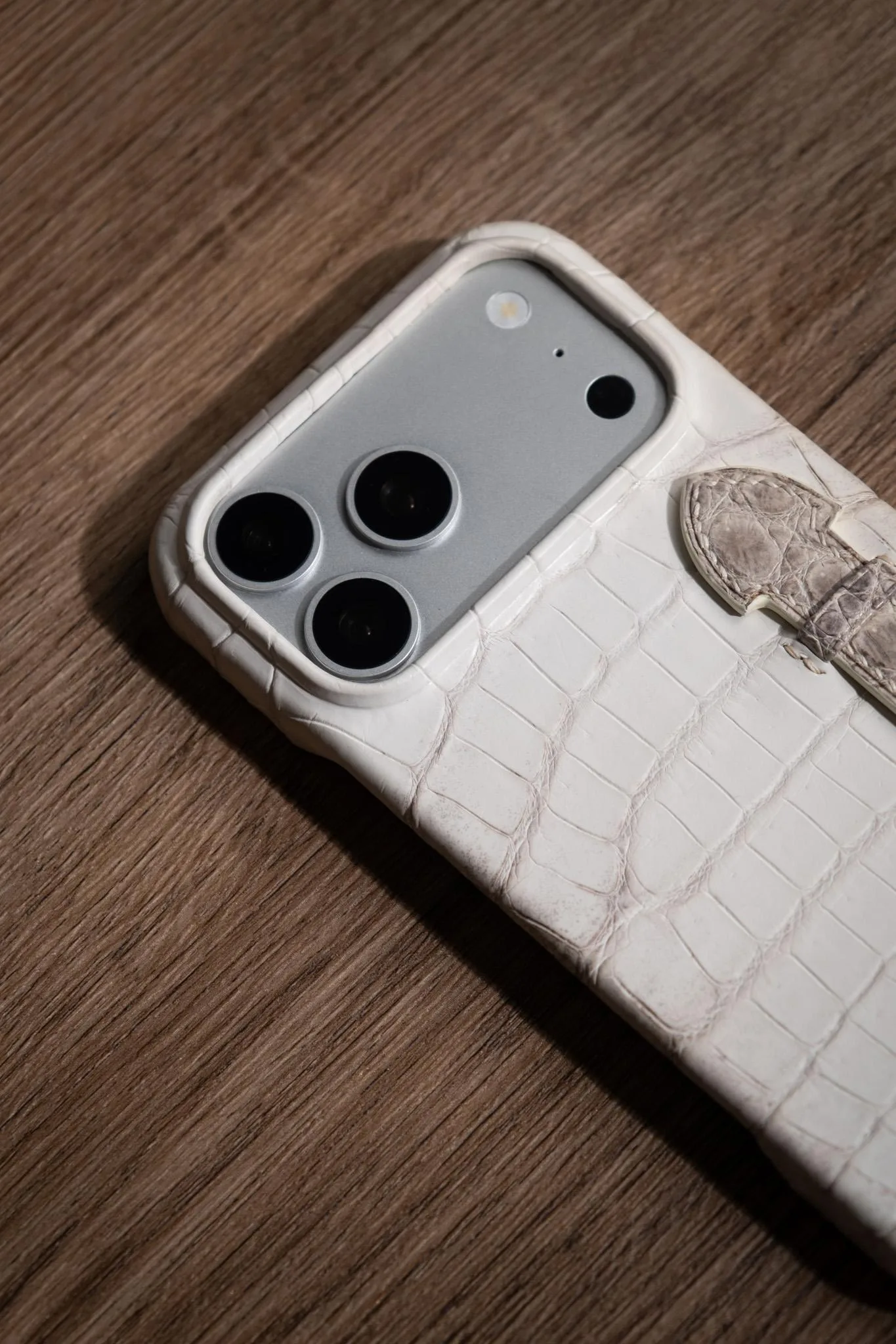 Ốp Lưng iPhone Da Cá Sấu Himalaya Trắng Kem – Có Quai Cầm