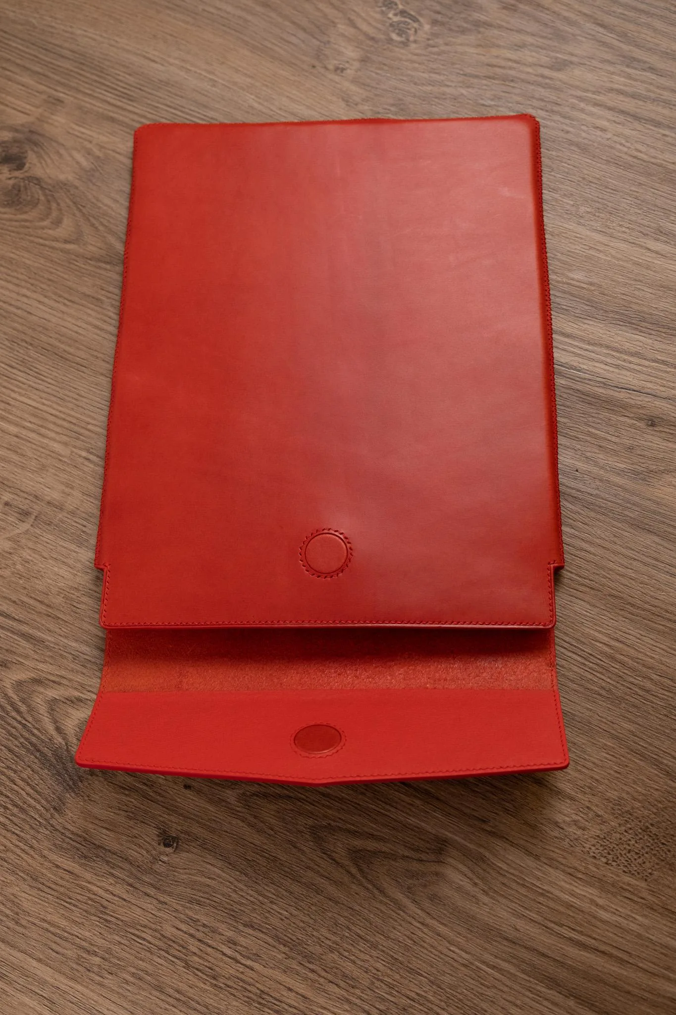 Bao Da Laptop Craft Red – Da Bò Thuộc Thủ Công Đỏ Tươi