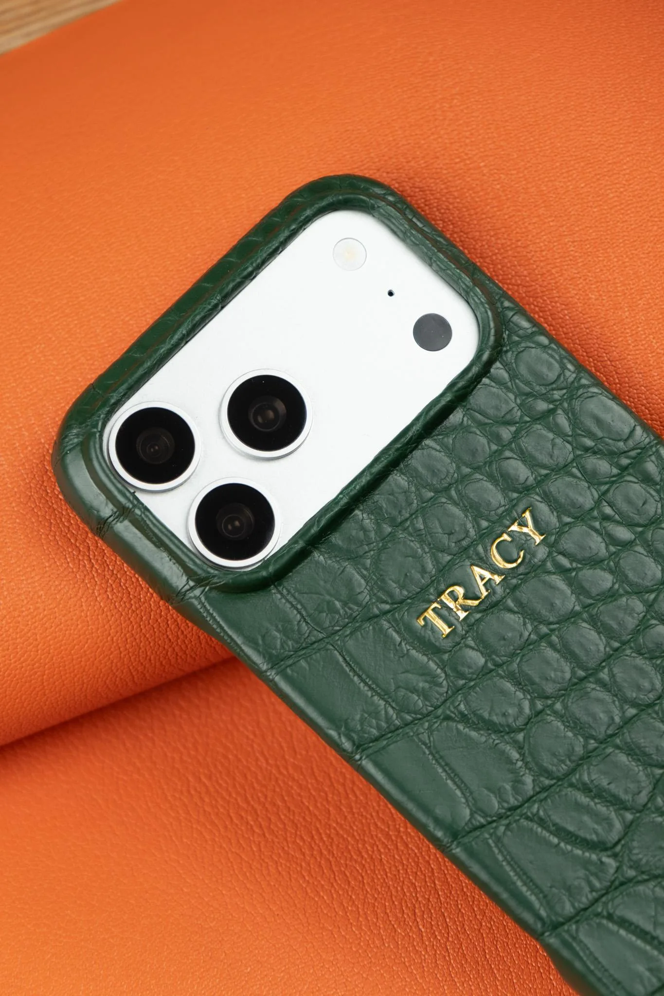Khắc tên và dập logo trên da — Ốp Lưng iPhone Da Cá Sấu Xanh Lá Đậm – Khắc Tên Mạ Vàng