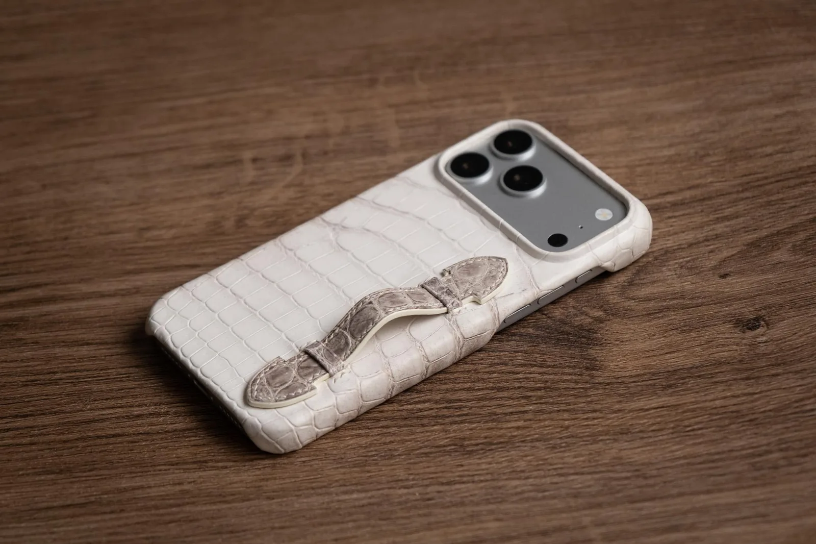 Ốp Lưng iPhone Da Cá Sấu Himalaya Trắng Kem – Có Quai Cầm