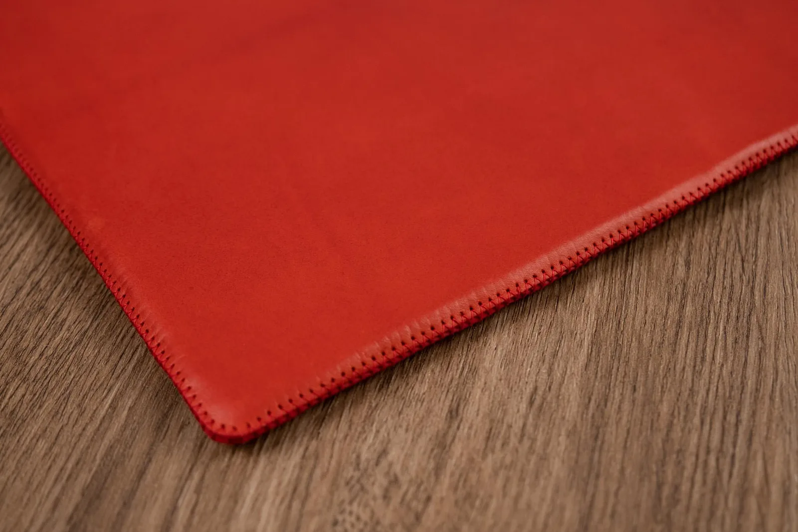 Bao Da Laptop Craft Red – Da Bò Thuộc Thủ Công Đỏ Tươi