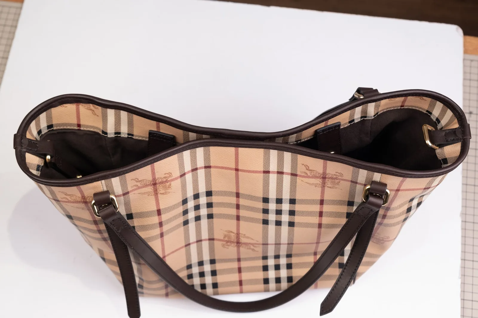 Chi tiết miệng túi Burberry Check được bọc viền da bò nâu và may ráp quai mới