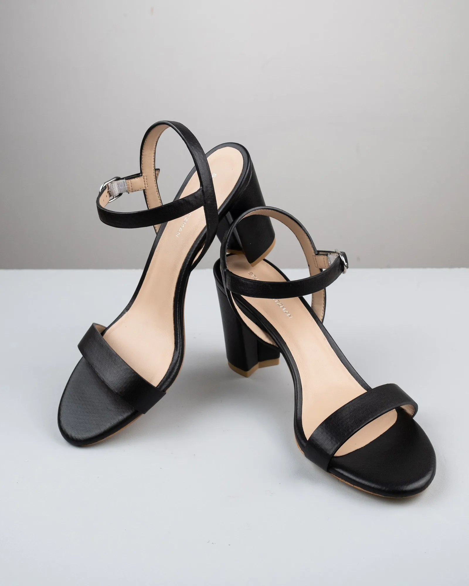 Đôi sandal cao gót quai mảnh Stuart Weitzman da đen sau khi vệ sinh và phục hồi bề mặt da