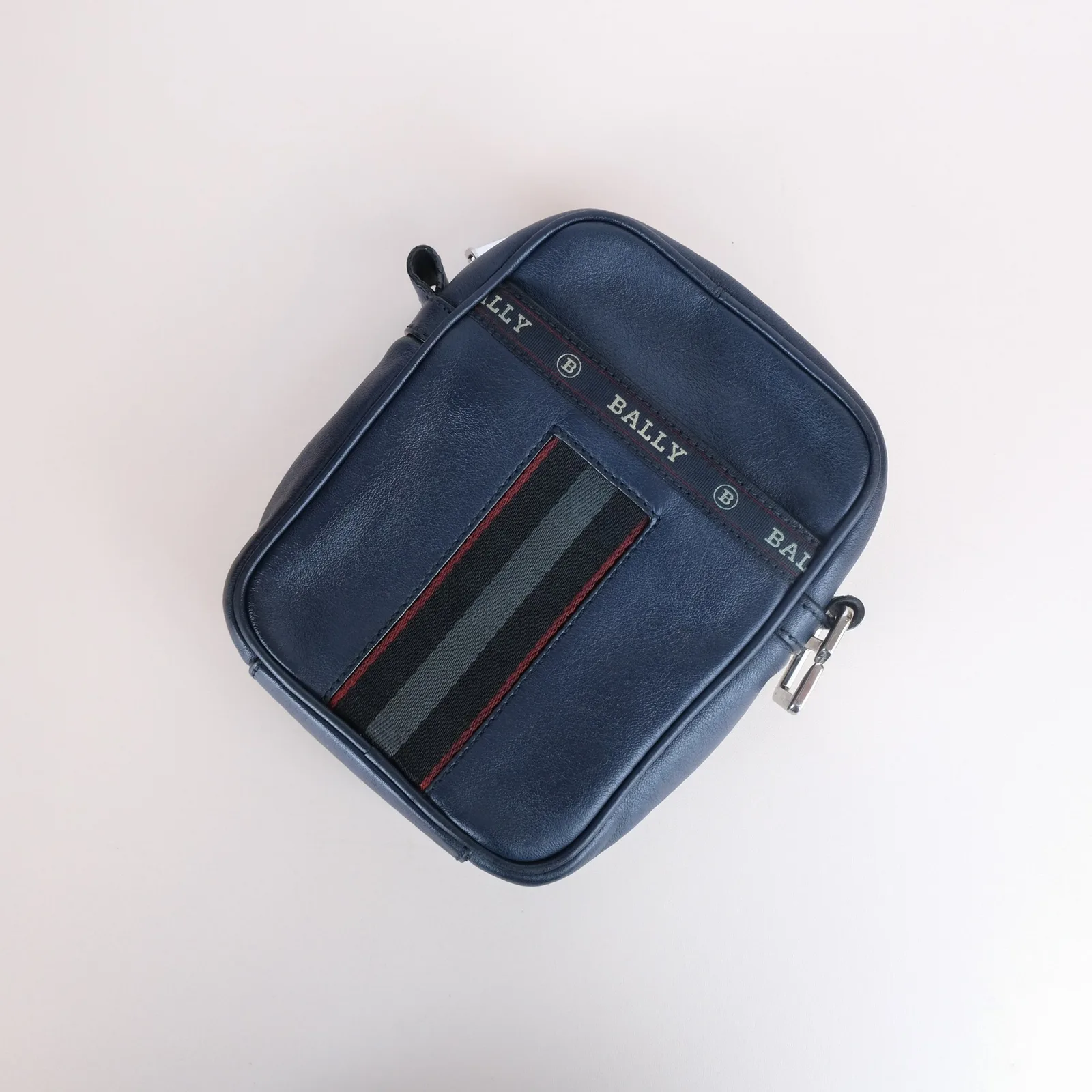 Mặt trước túi đeo chéo da Bally màu navy sau khi được làm sạch và dưỡng da