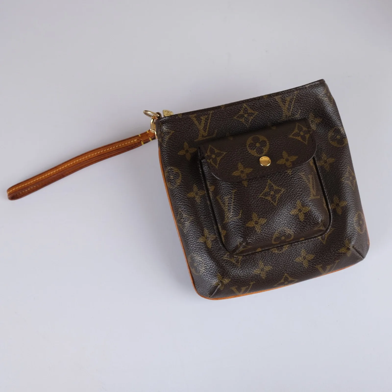 Túi Louis Vuitton Monogram gắn dây đeo cổ tay bằng da Vachetta mới chế tác