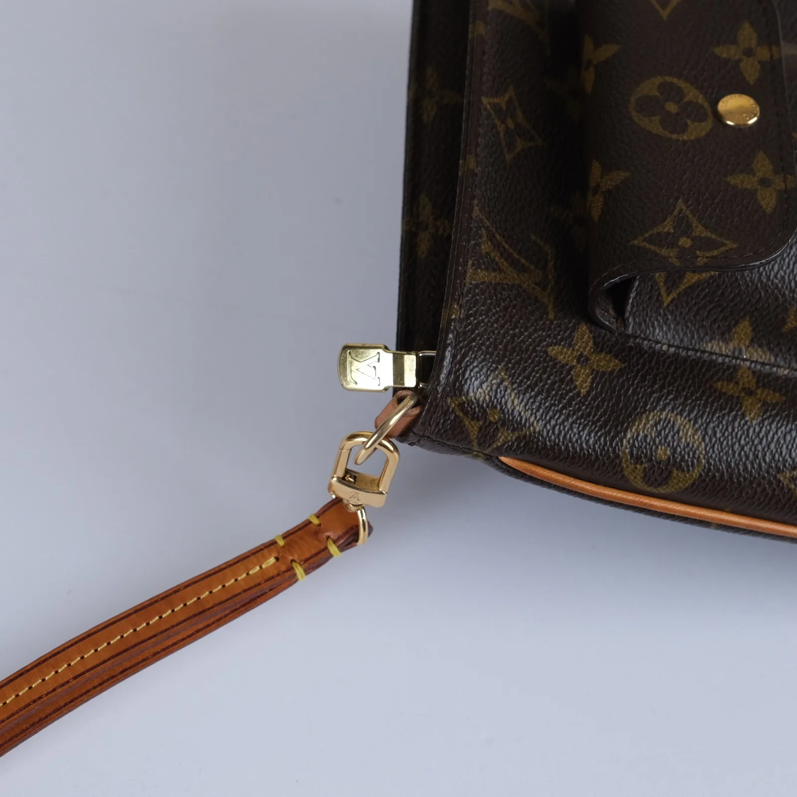 Móc càng cua kết nối dây đeo với phần khoá kéo túi Louis Vuitton