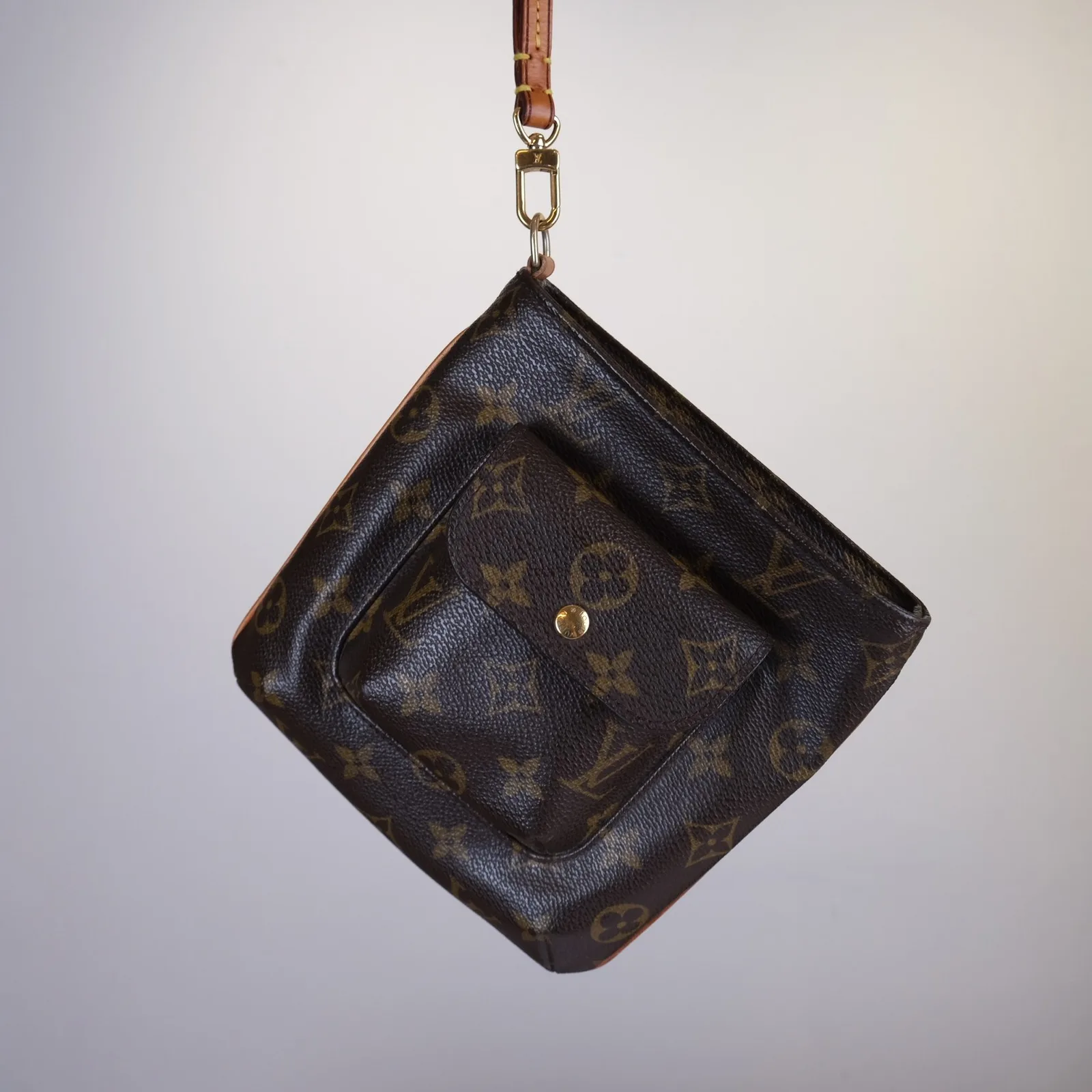 Túi Louis Vuitton Monogram treo trên dây đeo cổ tay hoàn thiện