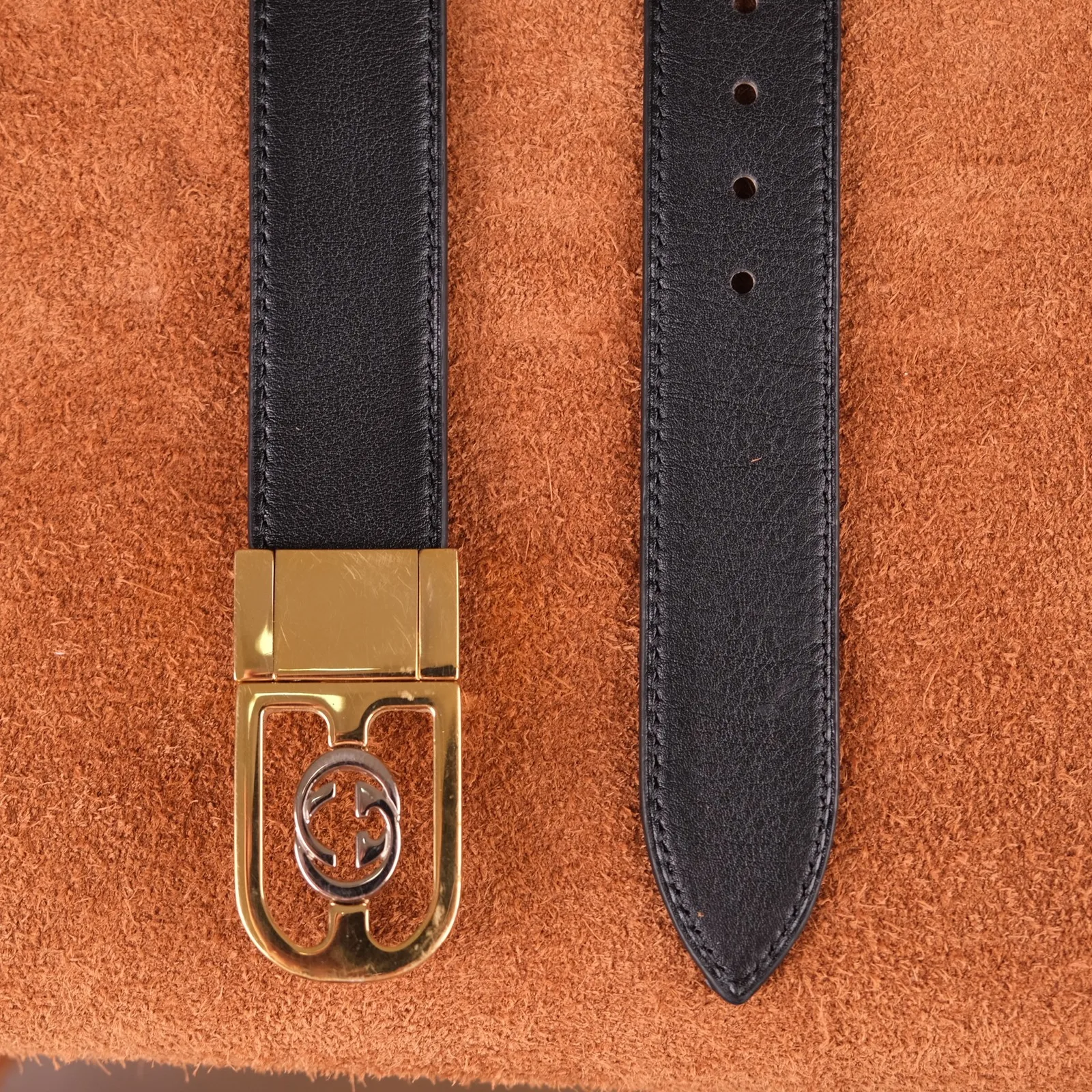 Mặt khóa xoay kim loại Gucci màu vàng gắn hoàn chỉnh vào dây da bò mới chế tác.