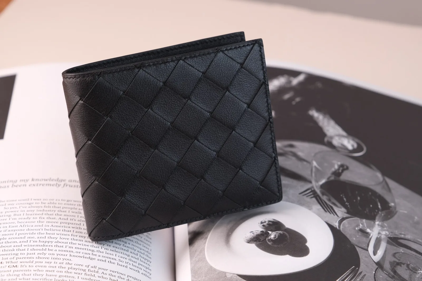Mặt ngoài ví nam Bottega Veneta da đan màu đen sau khi làm sạch và dưỡng mềm