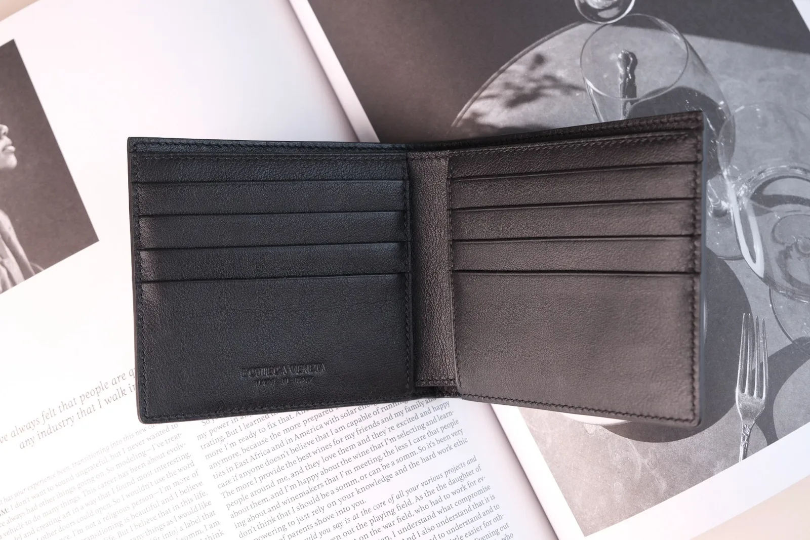 Mặt trong ví gập Bottega Veneta với các ngăn cắm thẻ da sạch sẽ, nguyên vẹn