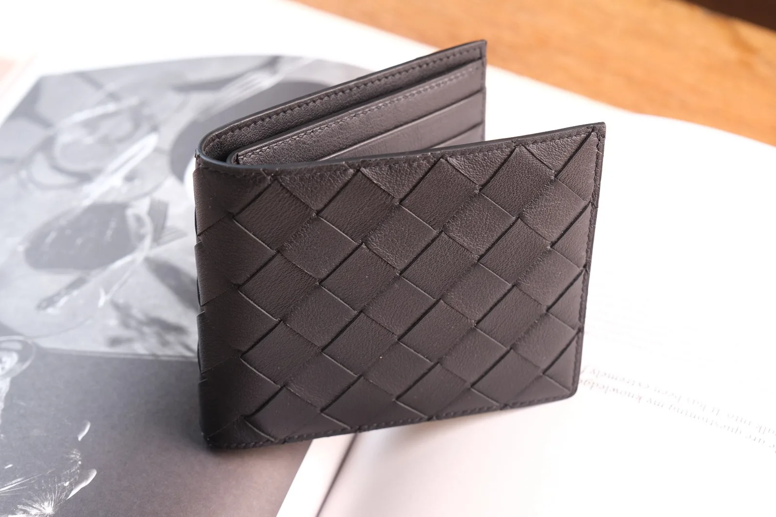 Góc nghiêng ví da đan Bottega Veneta cho thấy đường sơn mép viền cạnh gọn gàng