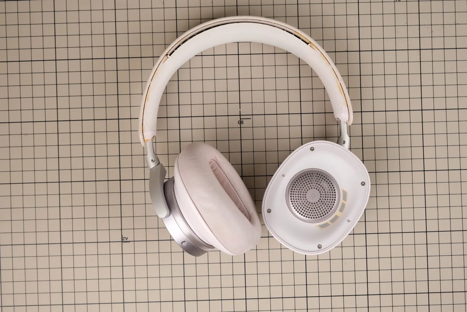 Tai nghe Bang & Olufsen màu trắng tháo rời đệm tai và bị bung keo headband