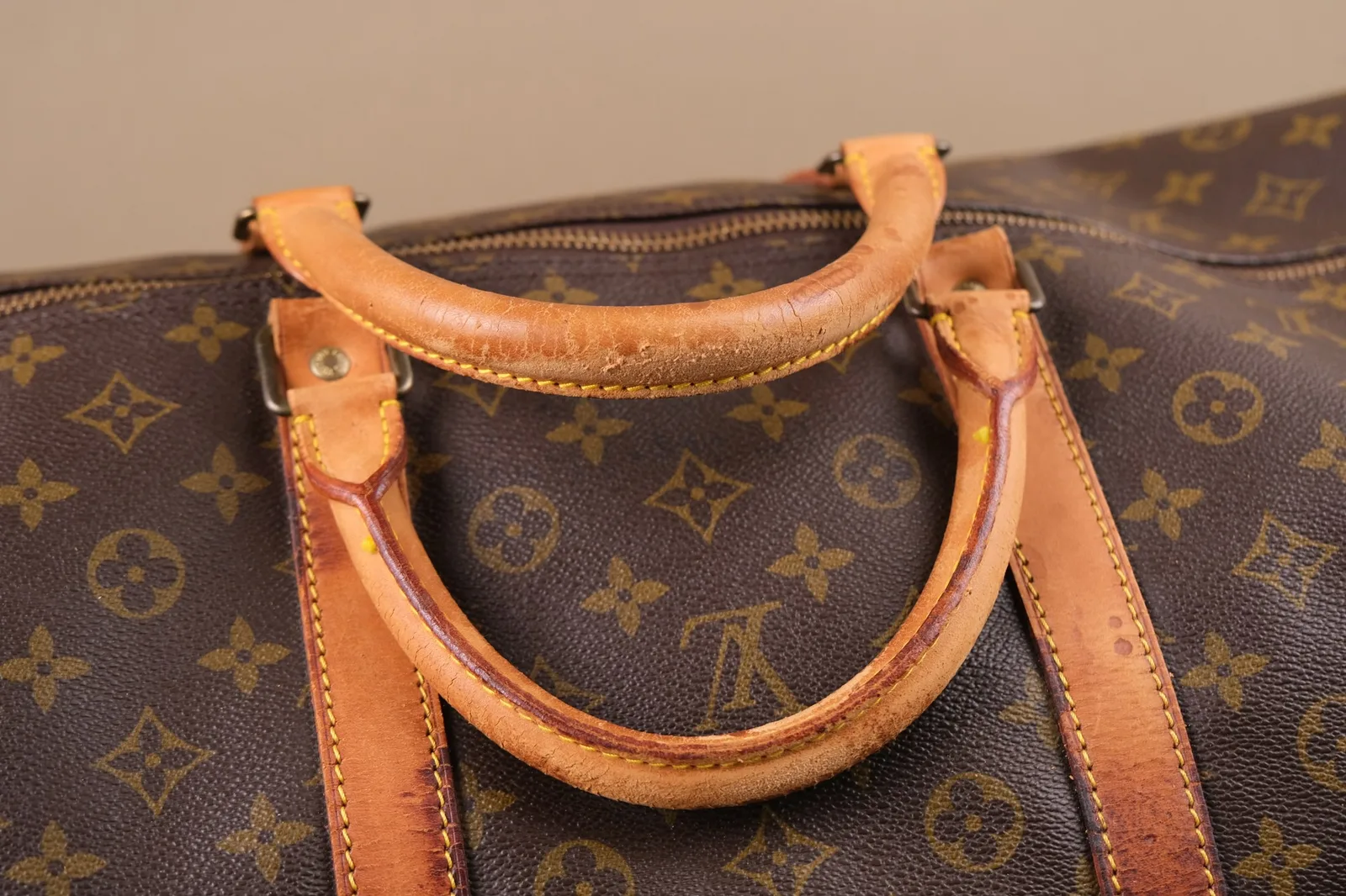 Cận cảnh quai xách túi Louis Vuitton bị khô nứt sờn mặt và dính vệt ố sẫm màu