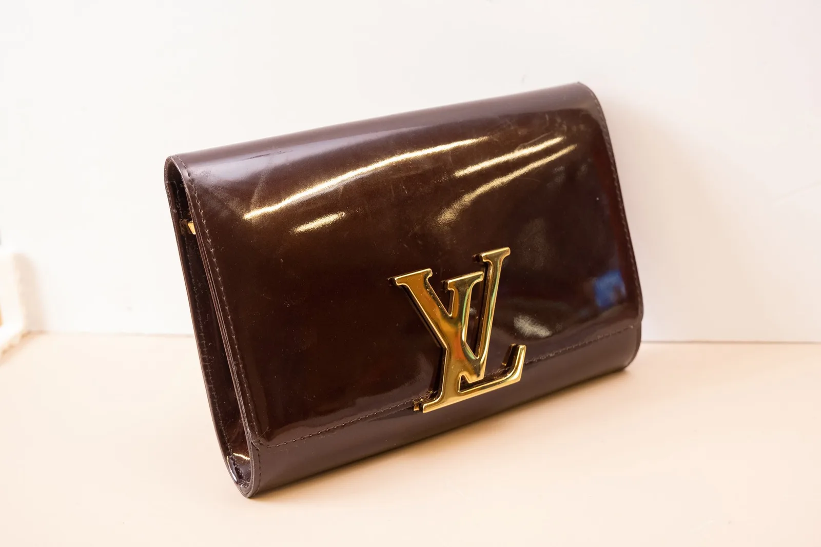 Góc nghiêng clutch Louis Vuitton Louise sau khi phục hồi bề mặt da bóng