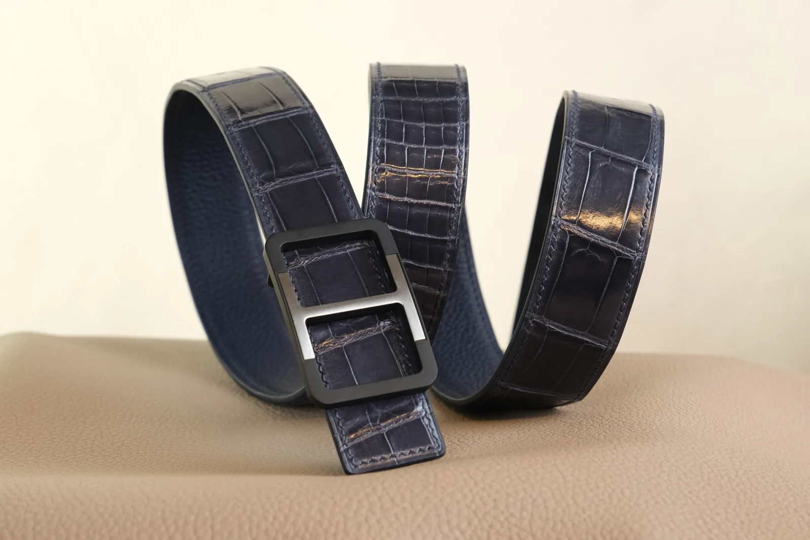 Thắt lưng Hermès da cá sấu bóng uốn lượn phô diễn bề mặt đều màu và lớp phủ bóng