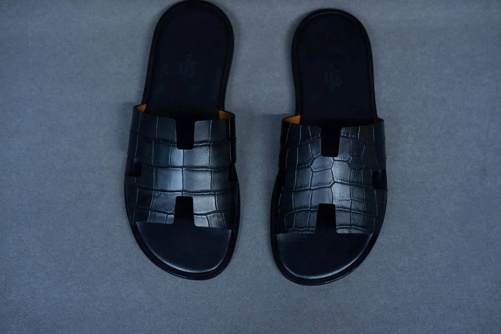 Dép Hermès Izmir thay quai da cá sấu màu đen vân đốt vuông