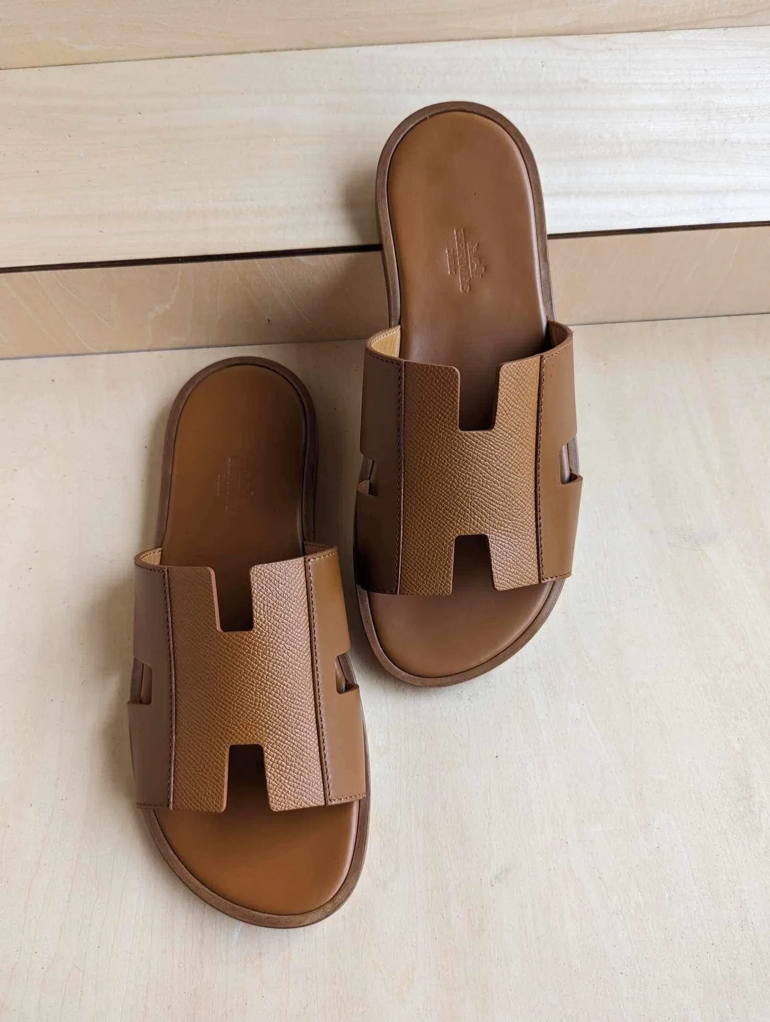 Đôi dép Hermès Izmir thay quai da Epsom màu nâu da bò đồng điệu với đế
