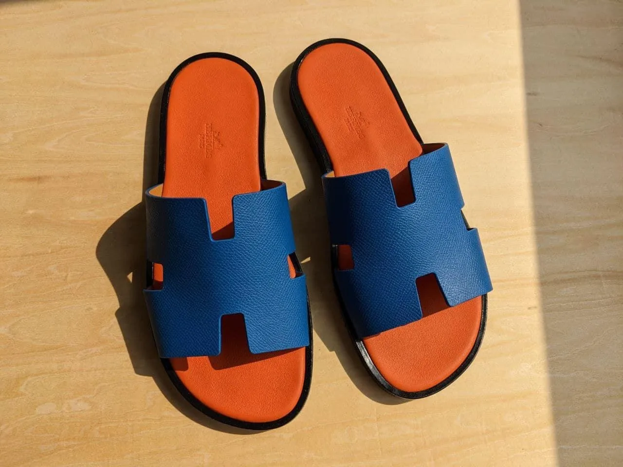Dép Hermès Izmir quai da Epsom màu xanh dương trên lót đế màu cam