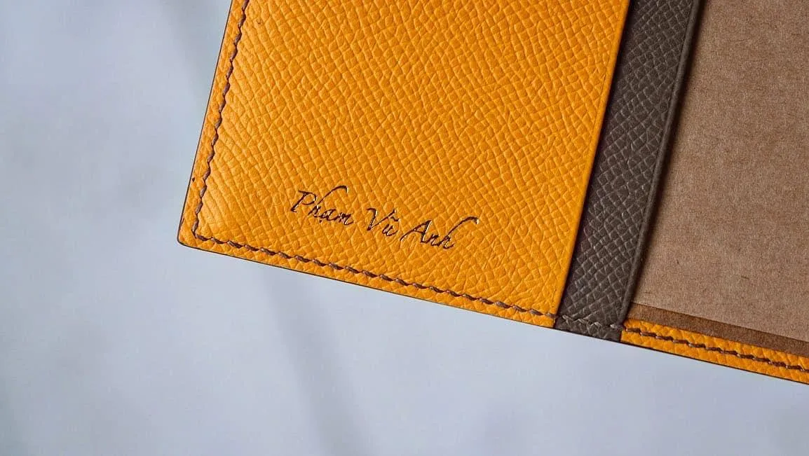 Sổ tay bìa da Epsom nâu và cam — món quà tết doanh nghiệp dập logo của KOI Leather