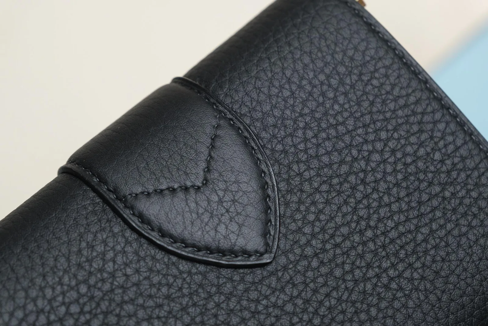 Ví Nữ Gập - Da Taurillon - Black x Moccasin - Hình 2