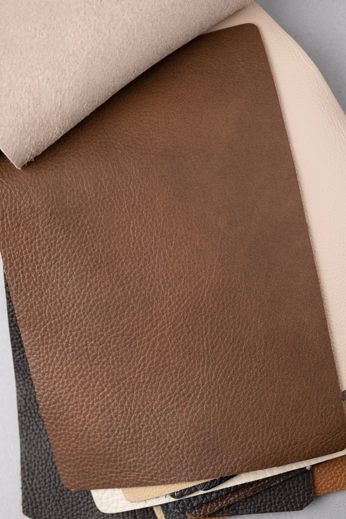 Tép da bò màu nâu mocha bề mặt dập hạt nổi trên xấp mẫu thử