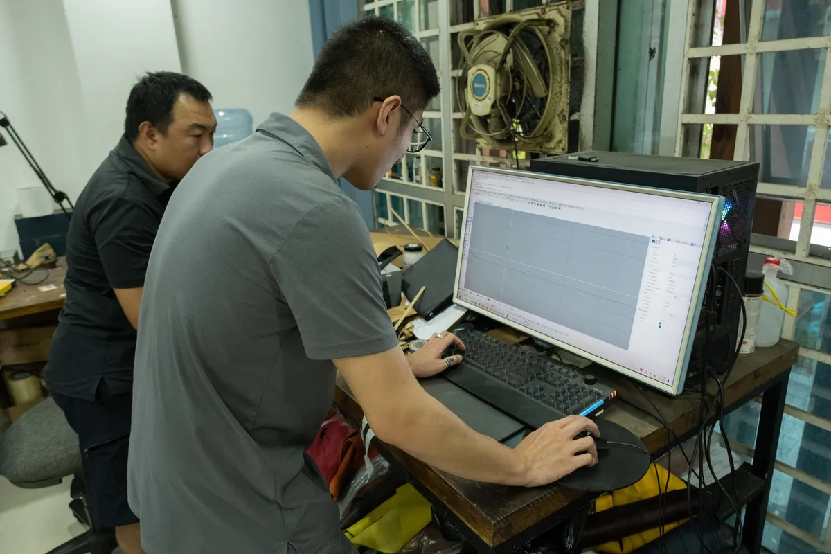 Thợ xưởng KOI thiết kế bản vẽ rập đồ da trên màn hình máy tính