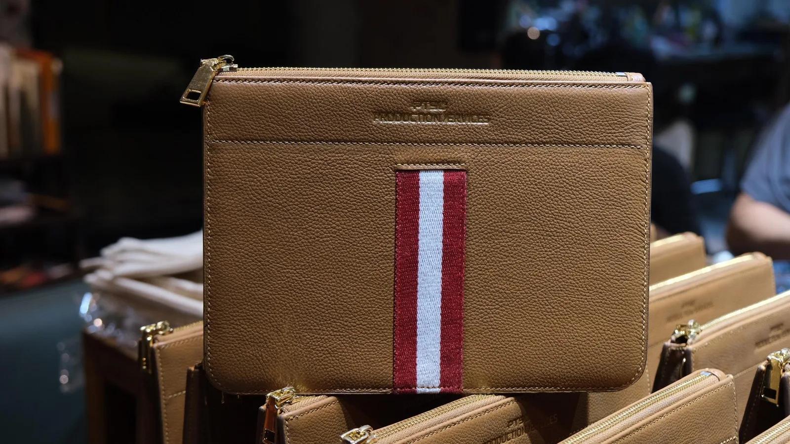 qua tang doanh nghiep koi leather